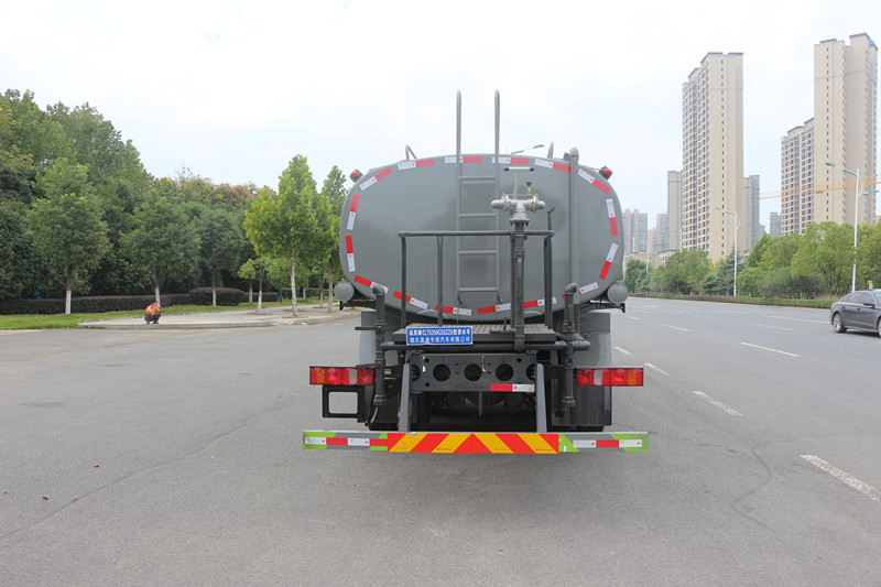 重汽双桥18吨洒水车，购车免交购置税