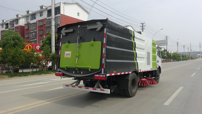 东风大多利卡扫路车 8方扫路车